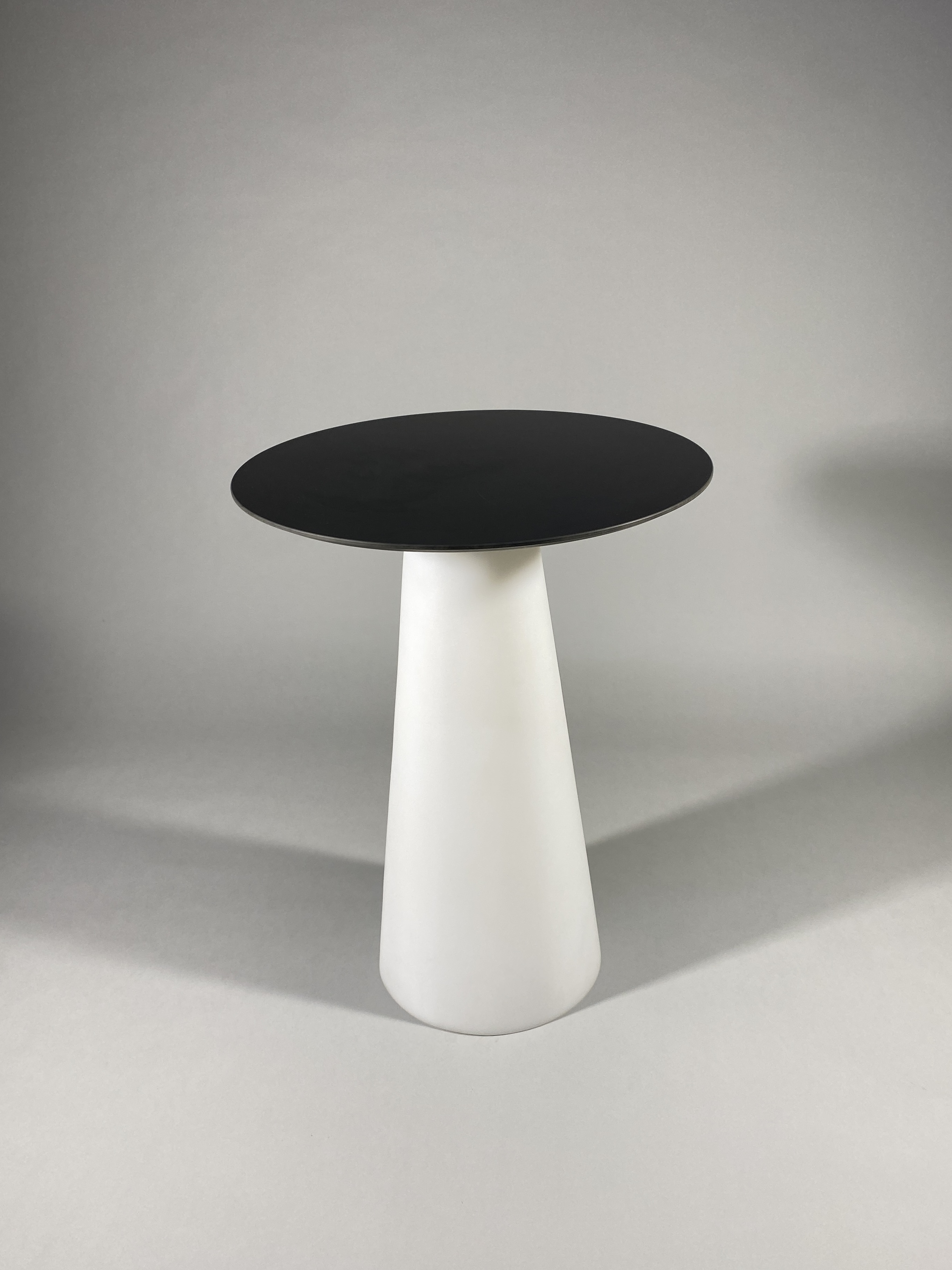 Stôl Ihlan kaviarenský